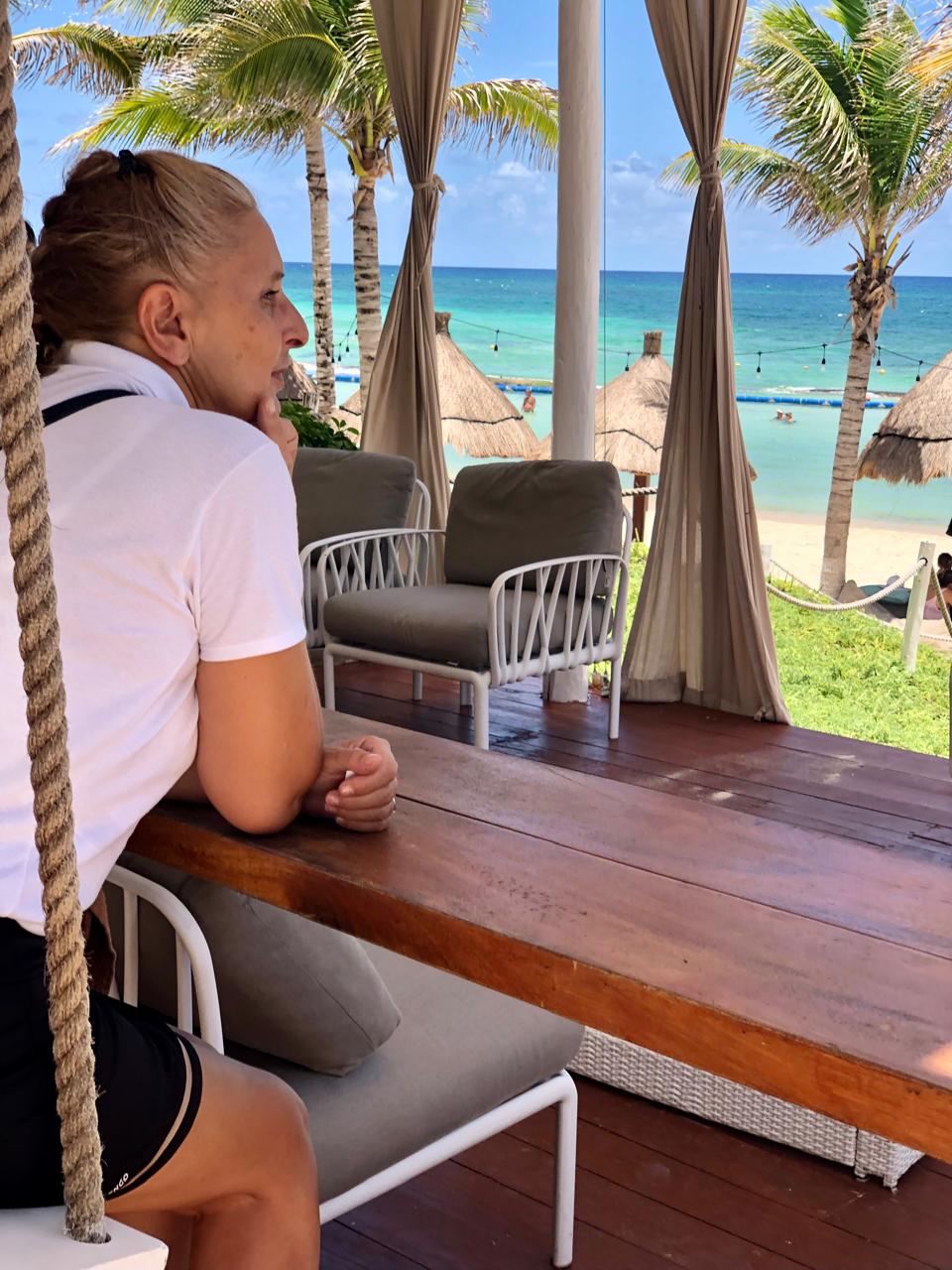 Séverine Landry face à la mer des Caraïbes en Riviera Maya